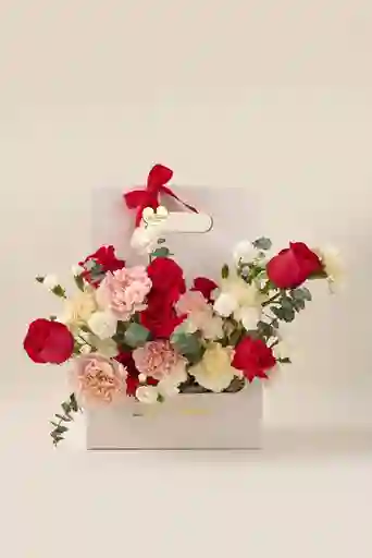 Arreglo Floral En Cartera Conexión Eterna . Flores, Rosas, Eucalipto, En Tonos Rojo Rosado Y Blanco