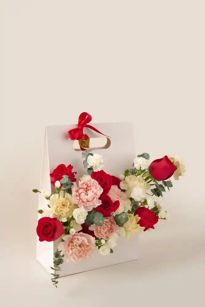 Arreglo Floral En Cartera Conexión Eterna . Flores, Rosas, Eucalipto, En Tonos Rojo Rosado Y Blanco