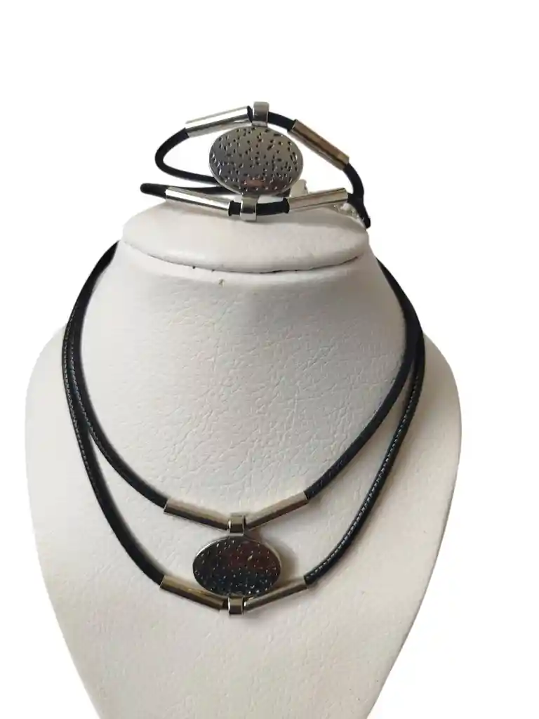 Collar Plateado Cuero