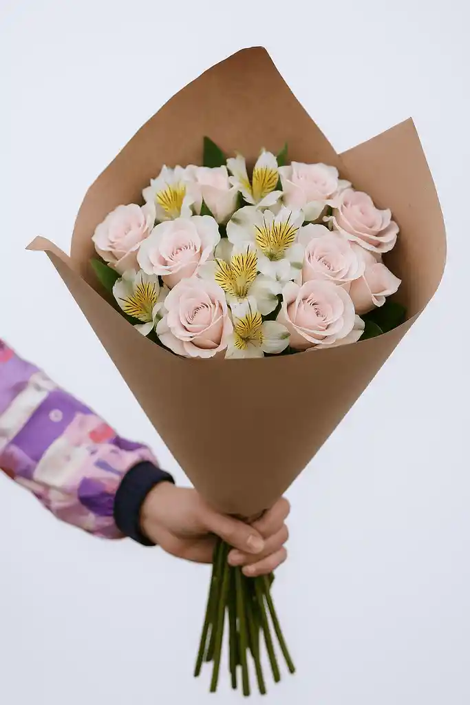 Ramo De Rosas Y Astromelias