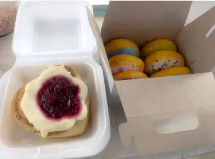 Combo 2: Caja De 12 Minidonitas + Un Rol De Canela