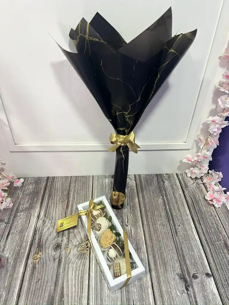 Combo Bouquet De Rosas Y Caja Acetato Con Fresas Con Chocolate