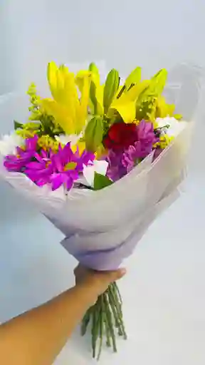 Bouquet Floral Con Lirios