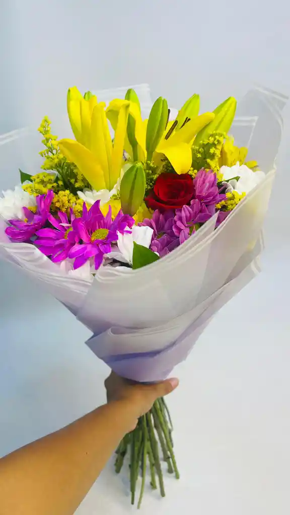 Bouquet Floral Con Lirios