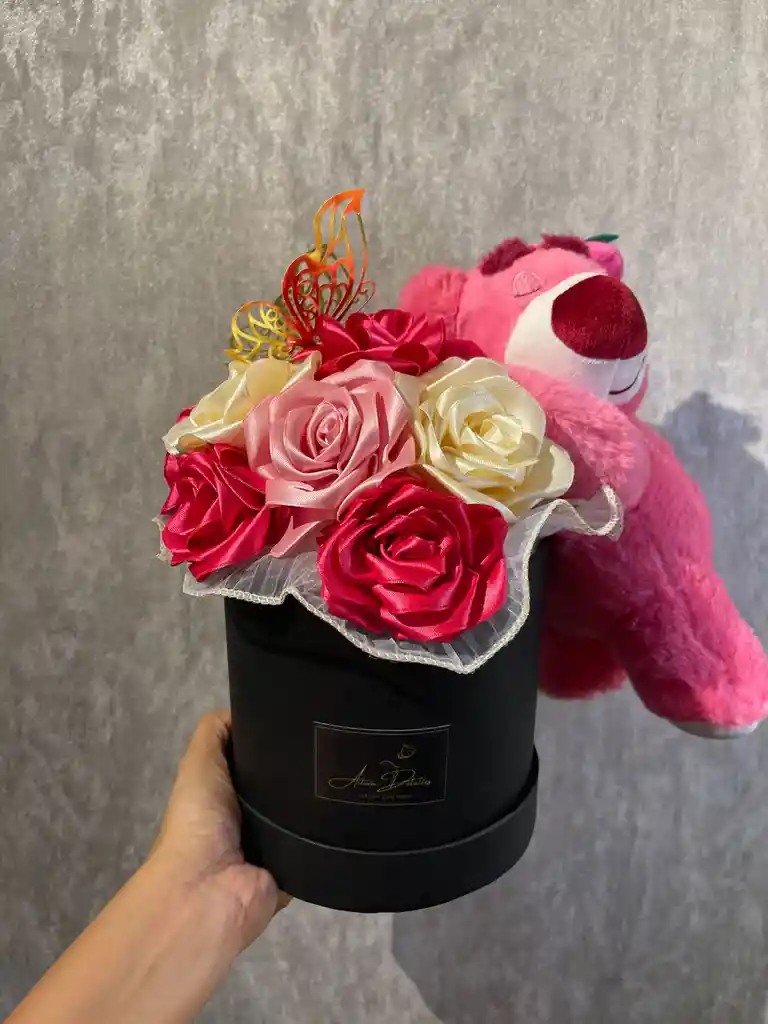 Ramo De Rosas De Satín Con Peluche – Detalle Elegante Amor Y Amistad