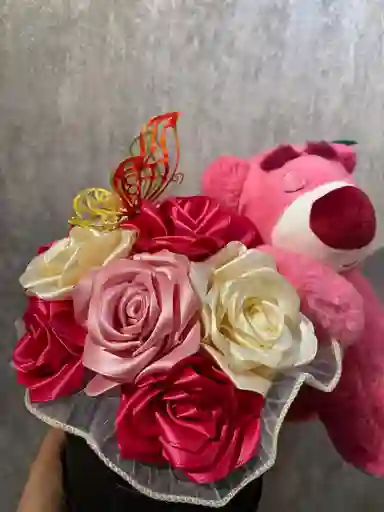 Ramo De Rosas De Satín Con Peluche – Detalle Elegante Amor Y Amistad