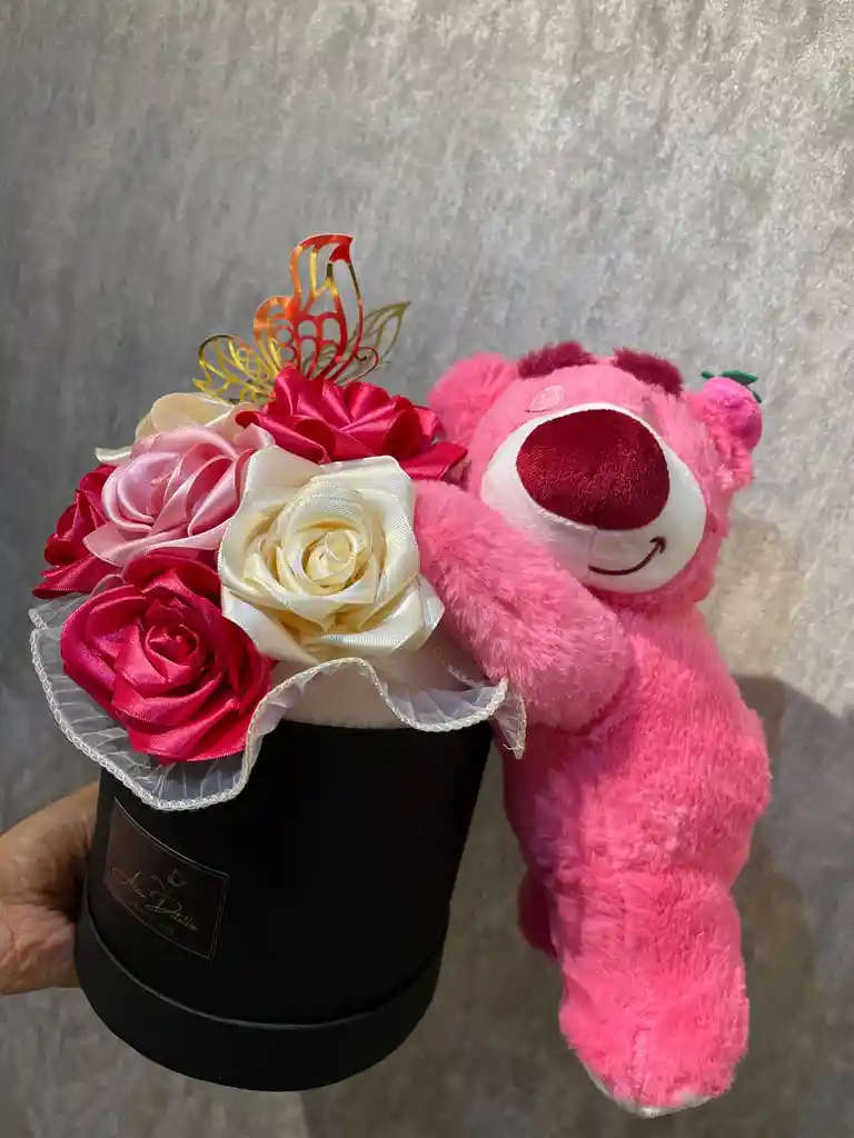 Ramo De Rosas De Satín Con Peluche – Detalle Elegante Amor Y Amistad