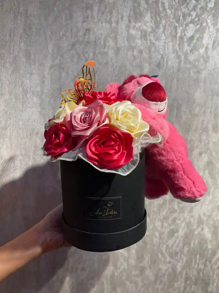 Ramo De Rosas De Satín Con Peluche – Detalle Elegante Amor Y Amistad