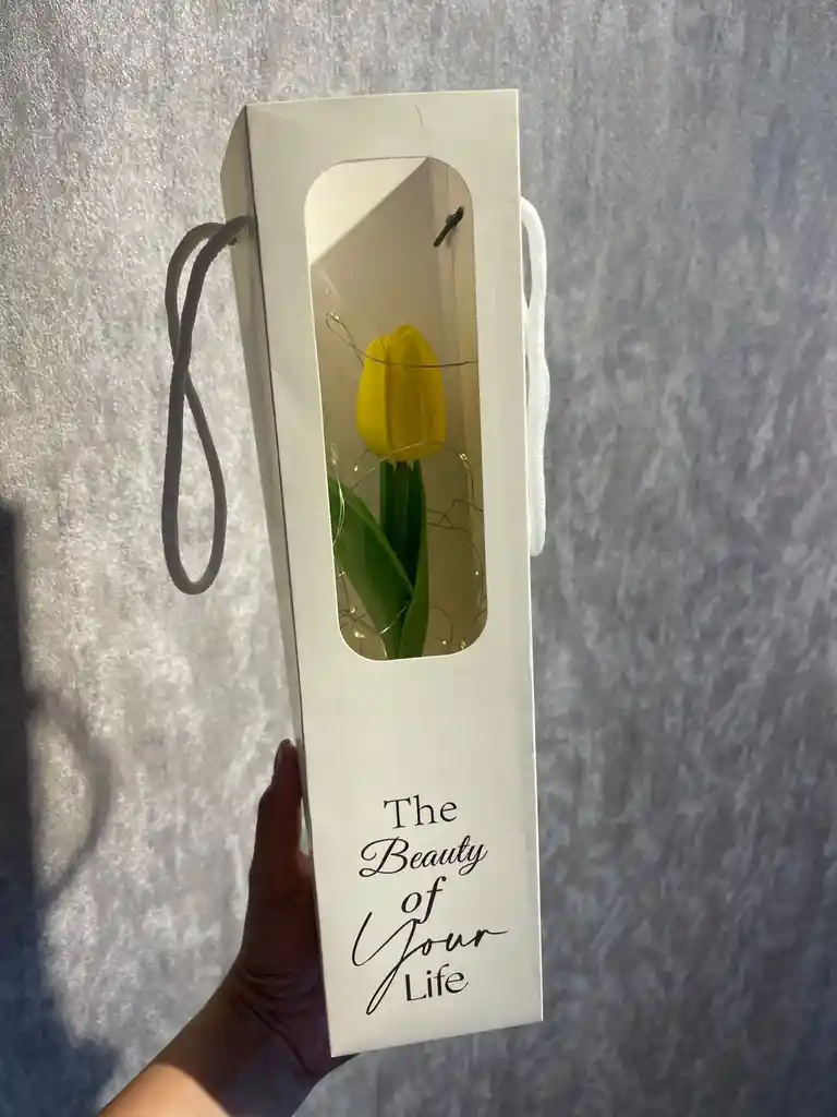 Tulipán Amarillo En Caja De Lujo Y Luz Led _ Flores Amarillas