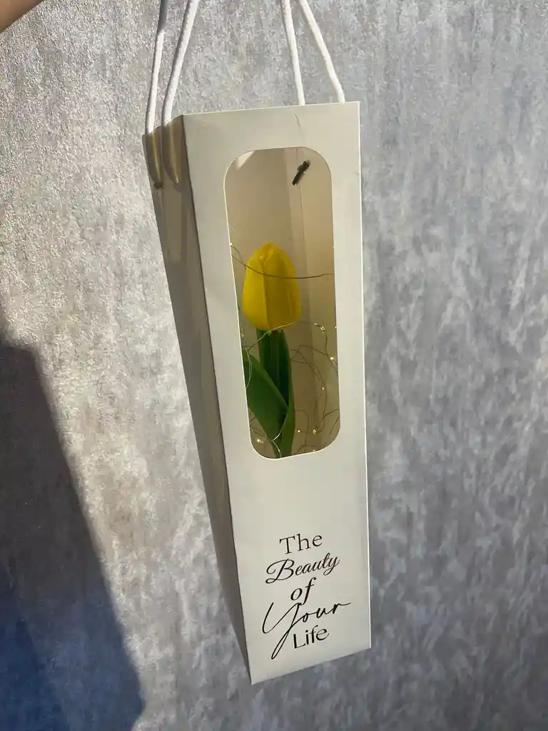 Tulipán Amarillo En Caja De Lujo Y Luz Led _ Flores Amarillas