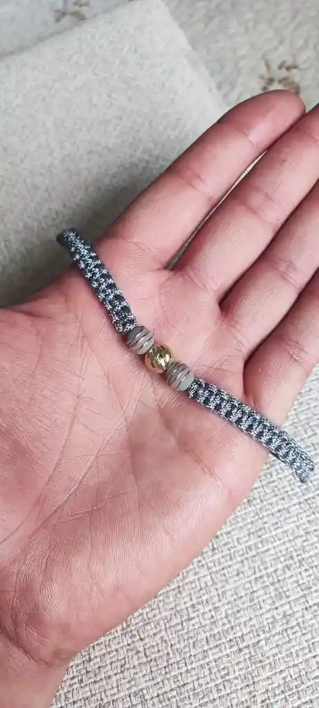 Manilla Gris Neopreno 3 Rayas 1 Bola Diamantada De 8mm Oro 18 Kilates