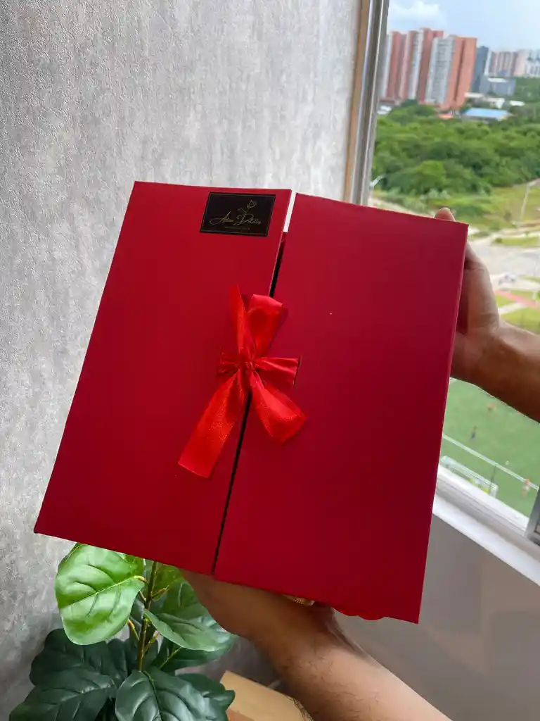 Caja De Lujo Con Rosas Satinadas Y Chocolates – Regalo Exclusivo Amor Y Amistad