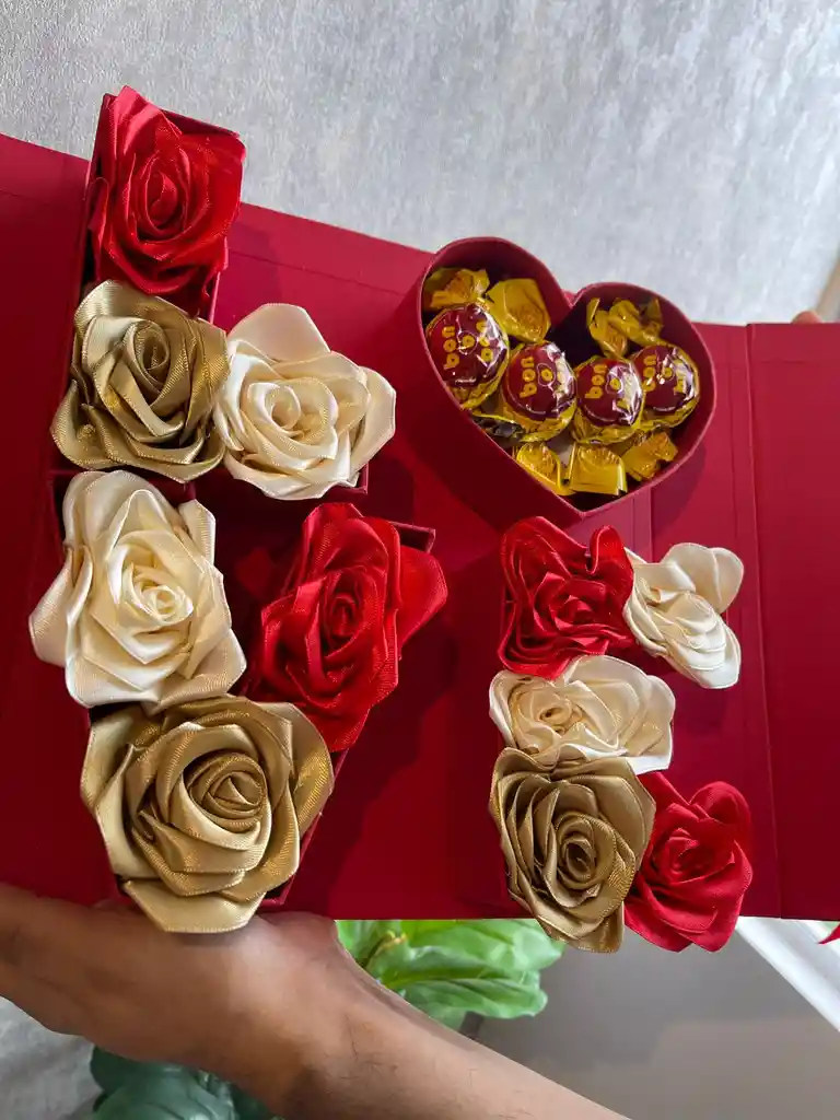 Caja De Lujo Con Rosas Satinadas Y Chocolates – Regalo Exclusivo Amor Y Amistad