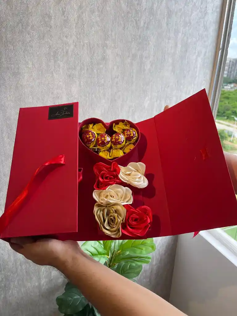Caja De Lujo Con Rosas Satinadas Y Chocolates – Regalo Exclusivo Amor Y Amistad