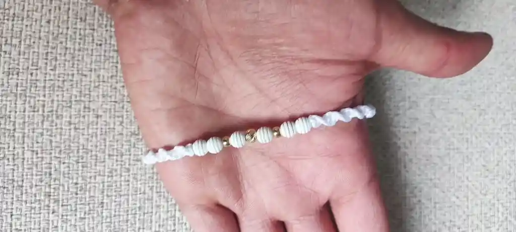 Manilla Blanca Con Neopreno 2 Bolas Lisas 4mm 1 Bolsa Diam 5mm Oro 18 Kilates