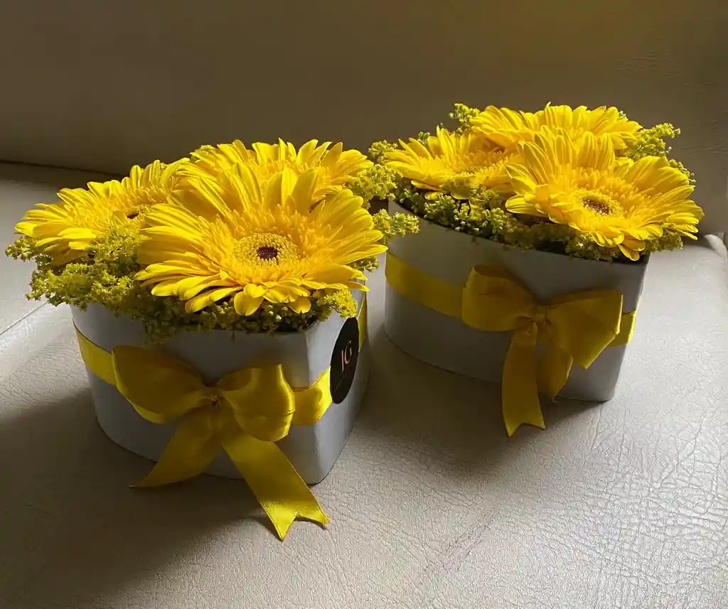 Caja Con Flores Amarillas