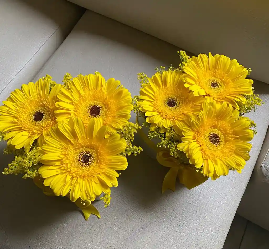 Caja Con Flores Amarillas