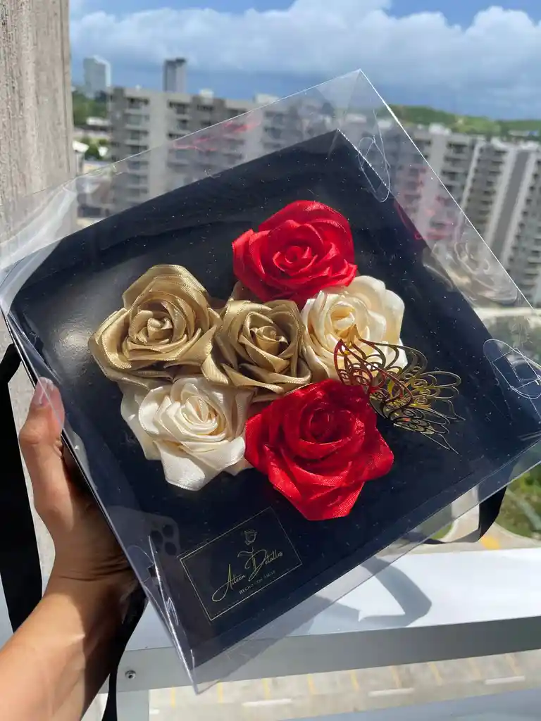 Corazón De Rosas Satinadas En Caja Transparente – Regalo Elegante Amor Y Amistad