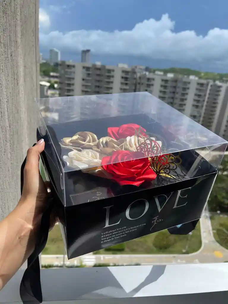 Corazón De Rosas Satinadas En Caja Transparente – Regalo Elegante Amor Y Amistad