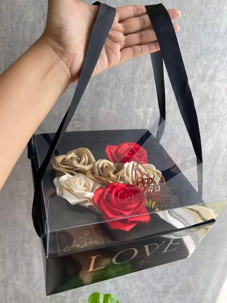 Corazón De Rosas Satinadas En Caja Transparente – Regalo Elegante Amor Y Amistad