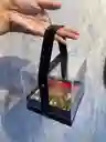 Caja Transparente Con Rosas Satinadas, Manigueta En Cuerina Y Chocolates – Detalle Elegante Amor Y Amistad