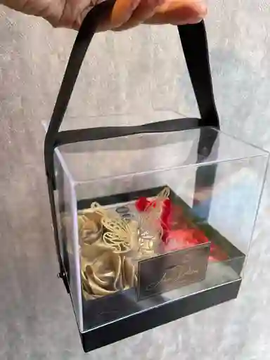 Caja Transparente Con Rosas Satinadas, Manigueta En Cuerina Y Chocolates – Detalle Elegante Amor Y Amistad