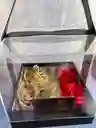 Caja Transparente Con Rosas Satinadas, Manigueta En Cuerina Y Chocolates – Detalle Elegante Amor Y Amistad