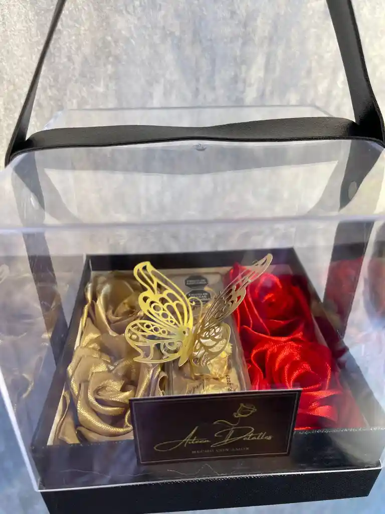 Caja Transparente Con Rosas Satinadas, Manigueta En Cuerina Y Chocolates – Detalle Elegante Amor Y Amistad