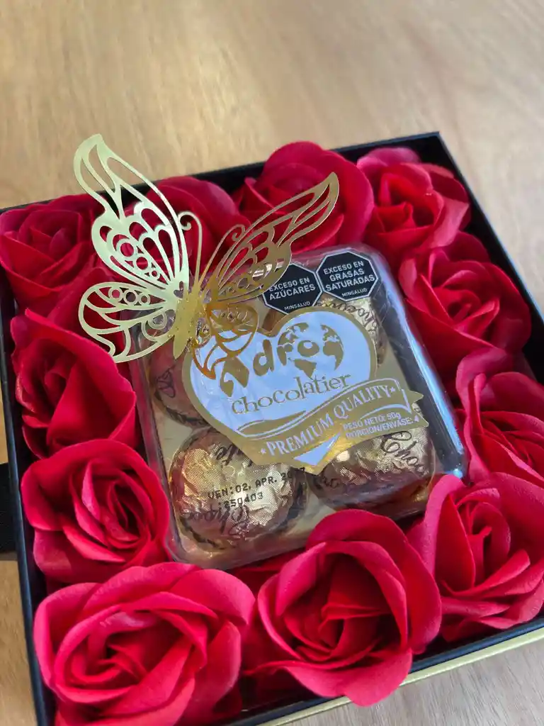 Mini Caja De Rosas Satinadas Con Chocolates (4 Und.) Y Manigueta En Satín – Detalle Elegante Amor Y Amistad