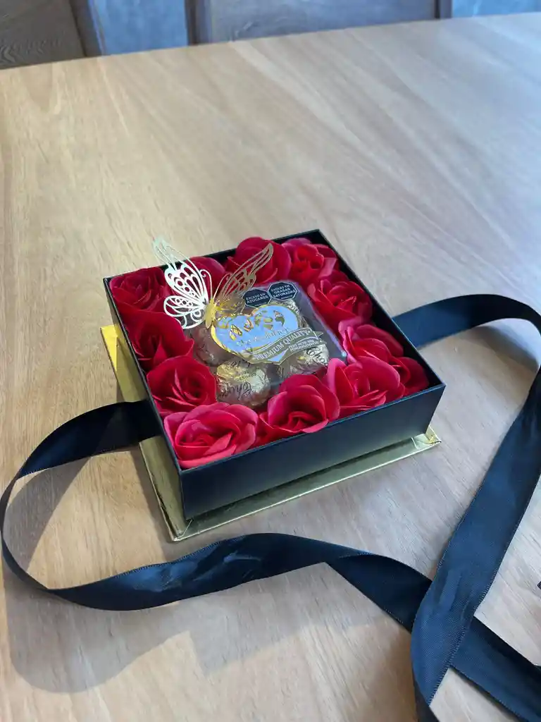 Mini Caja De Rosas Satinadas Con Chocolates (4 Und.) Y Manigueta En Satín – Detalle Elegante Amor Y Amistad