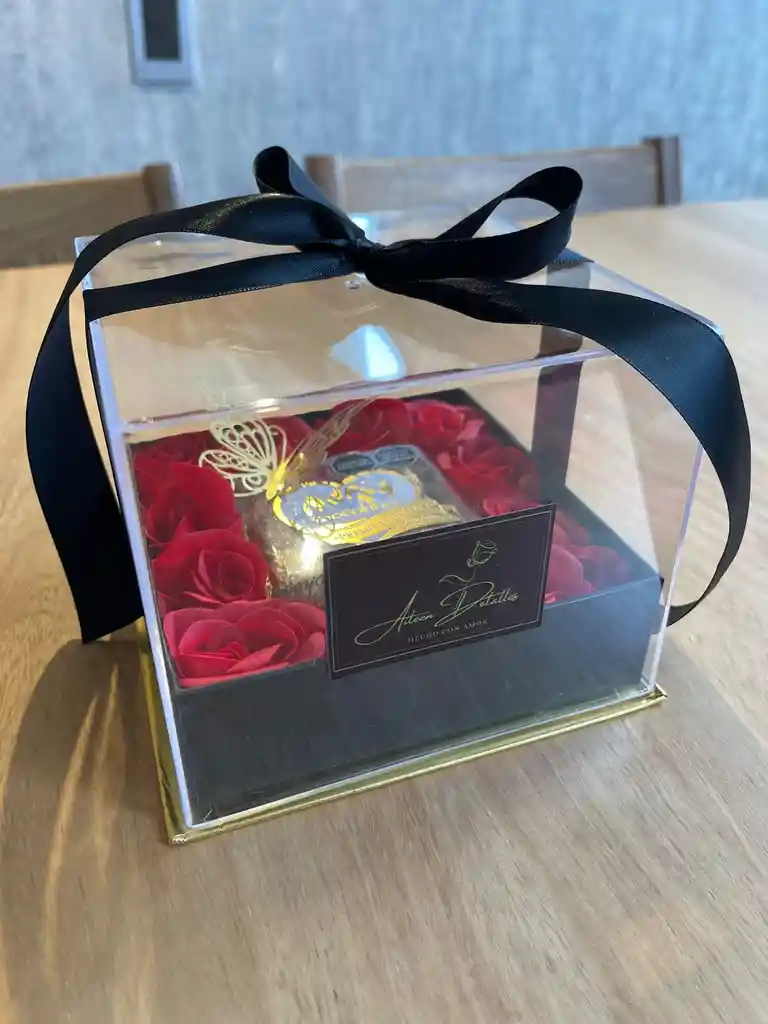 Mini Caja De Rosas Satinadas Con Chocolates (4 Und.) Y Manigueta En Satín – Detalle Elegante Amor Y Amistad