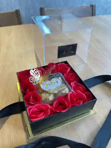 Mini Caja De Rosas Satinadas Con Chocolates (4 Und.) Y Manigueta En Satín – Detalle Elegante Amor Y Amistad