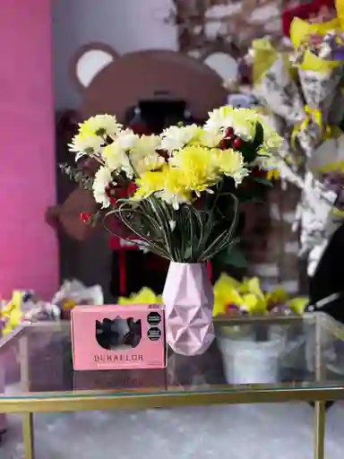 Jarron Con Flores Y Chocoaltes