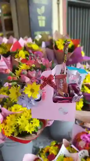 Detalle Lila Con Flores Y Dulces - Canasta De Amor