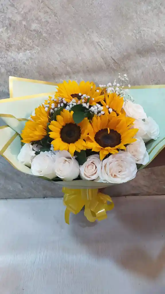 Flores - Bouquet De Girasoles Y Rosas Blancas