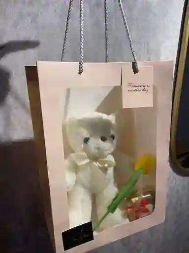 Peluche Blanco Con Tulipán Amarillo Y Chocolates En Bolsa - Flores Amarillas