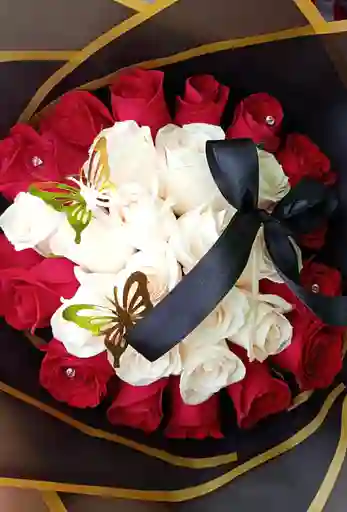 Ramo De Rosas Rojas Y Blancas