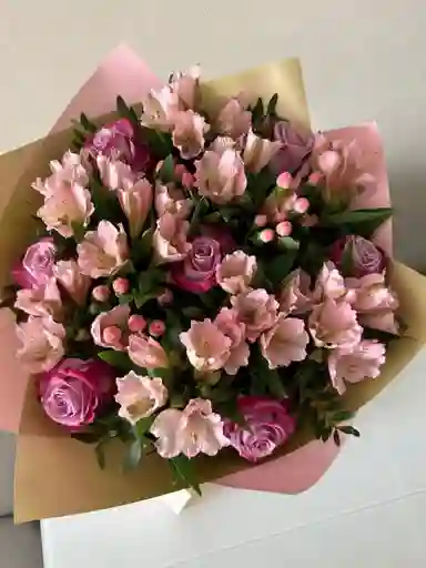 Bouquet Alstroemerias Y Rosas Rosadas