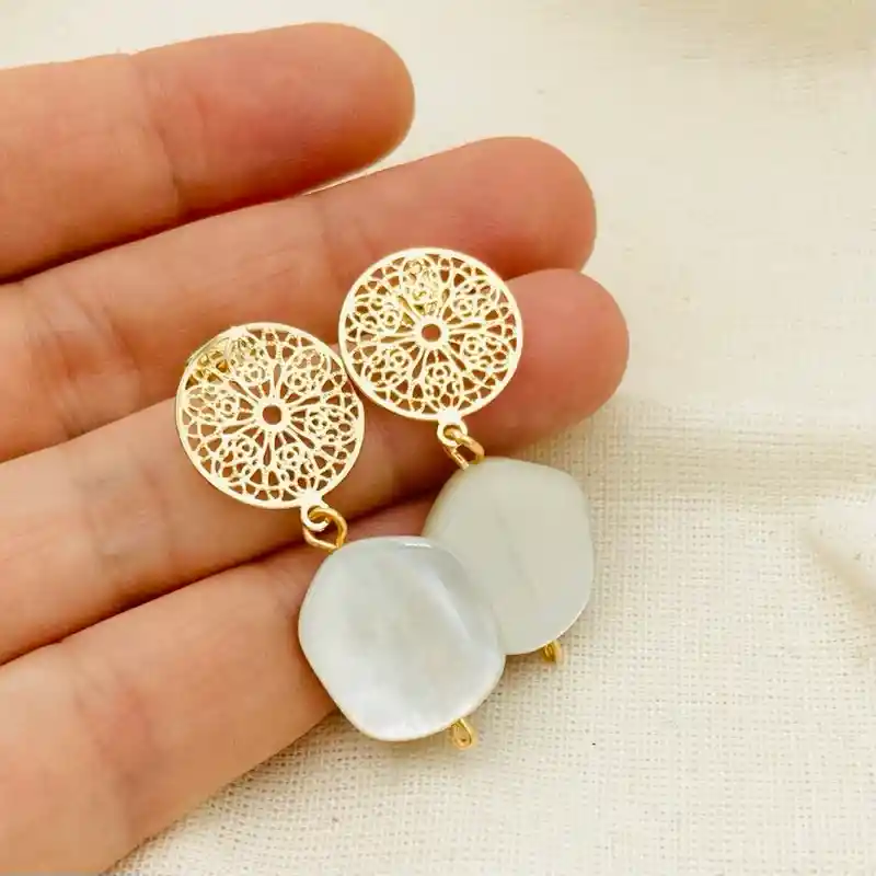Aretes Dorados Con Nácar Natural