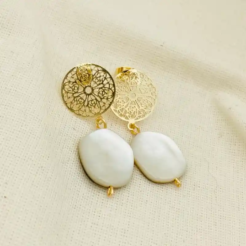 Aretes Dorados Con Nácar Natural