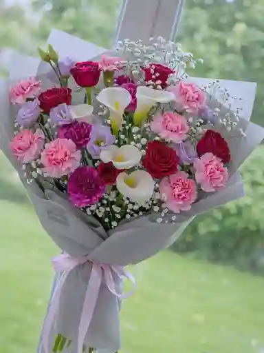 Bouquet De Rosas, Calas Y Claveles En Armonía