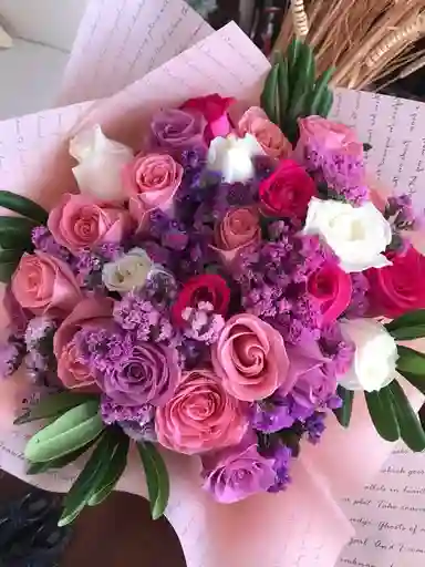 Ramo De Rosas Multicolor Con Flores Moradas