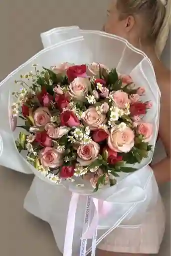 Ramo Silvestre De Rosas Y Margaritas