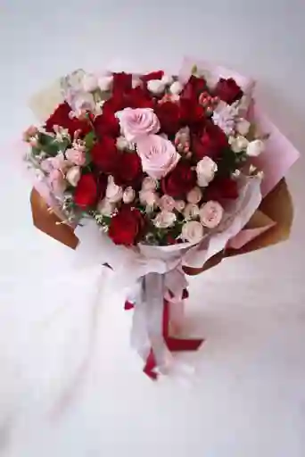 Bouquet De Rosas Rojas Y Rosas Suaves