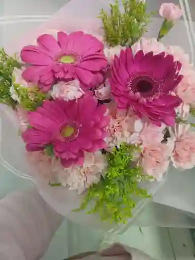 Bouquet De Gerberas Fucsias Y Claveles Rosados