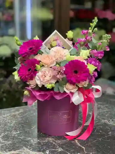 Arreglo Premium Con Gerberas Fucsias Y Claveles Rosados