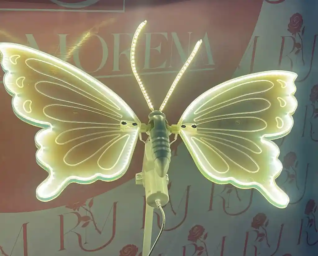 Mariposa Con Movimiento Grande Led Calido + Base Graduable