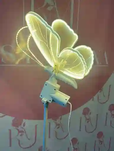 Mariposa Con Movimiento Pequeña Led Calido + Base Graduable