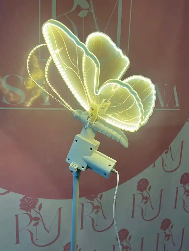 Mariposa Con Movimiento Pequeña Led Calido + Base Graduable