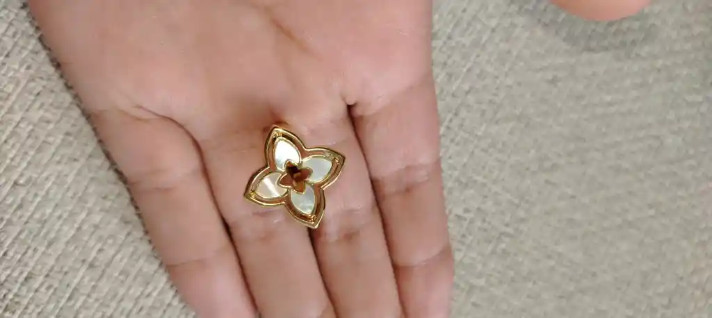 Anillo Flor Blanca Nacar Rodio Y Graduable